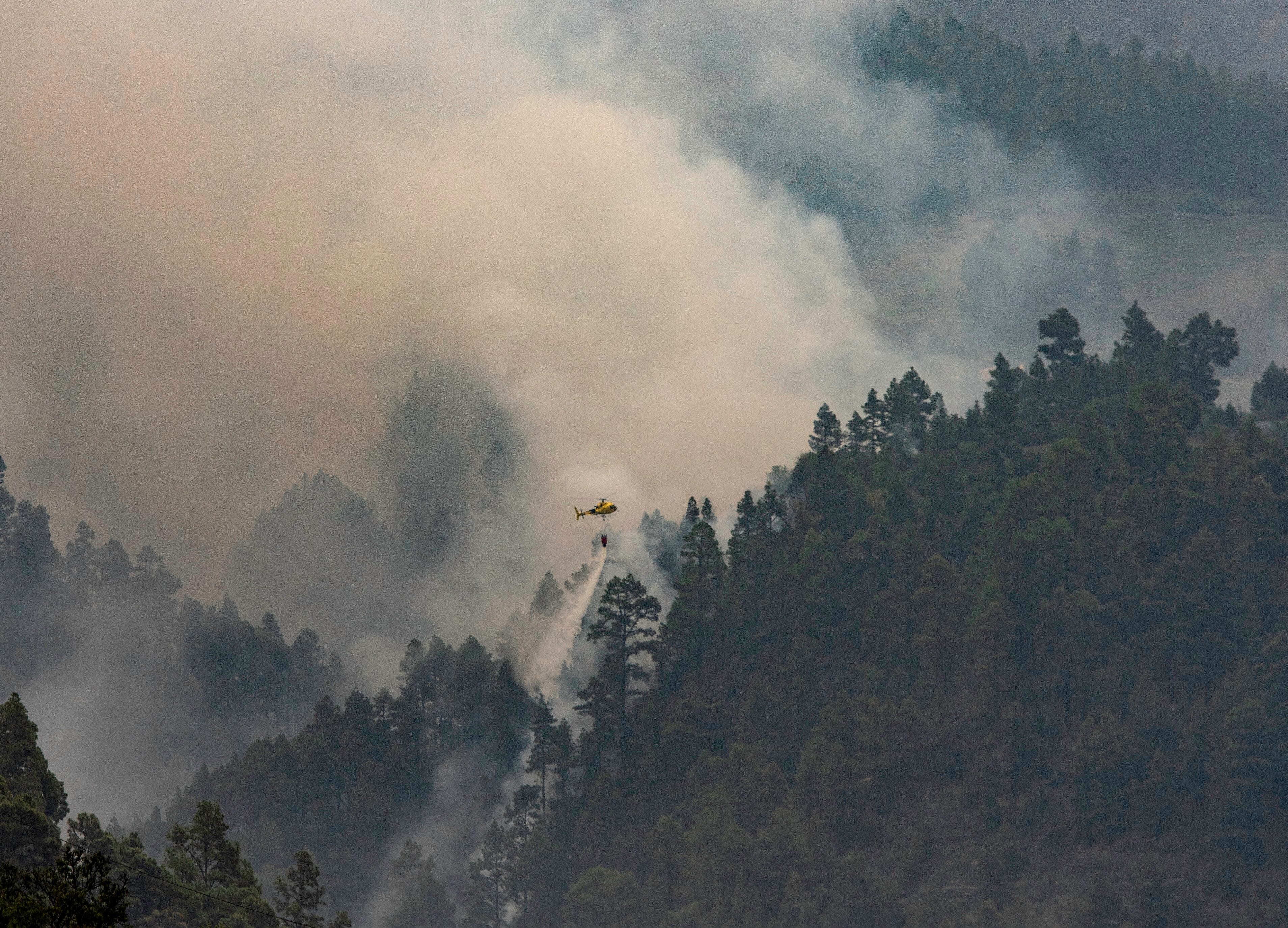 GRAFCAN4086. TIJARAFE (LA PALMA) (ESPAÑA), 17/07/2023.- Un helicóptero descarga agua sobre el incendio forestal de La Palma, en el municipio de Tijarafe. EFE/Miguel Calero
