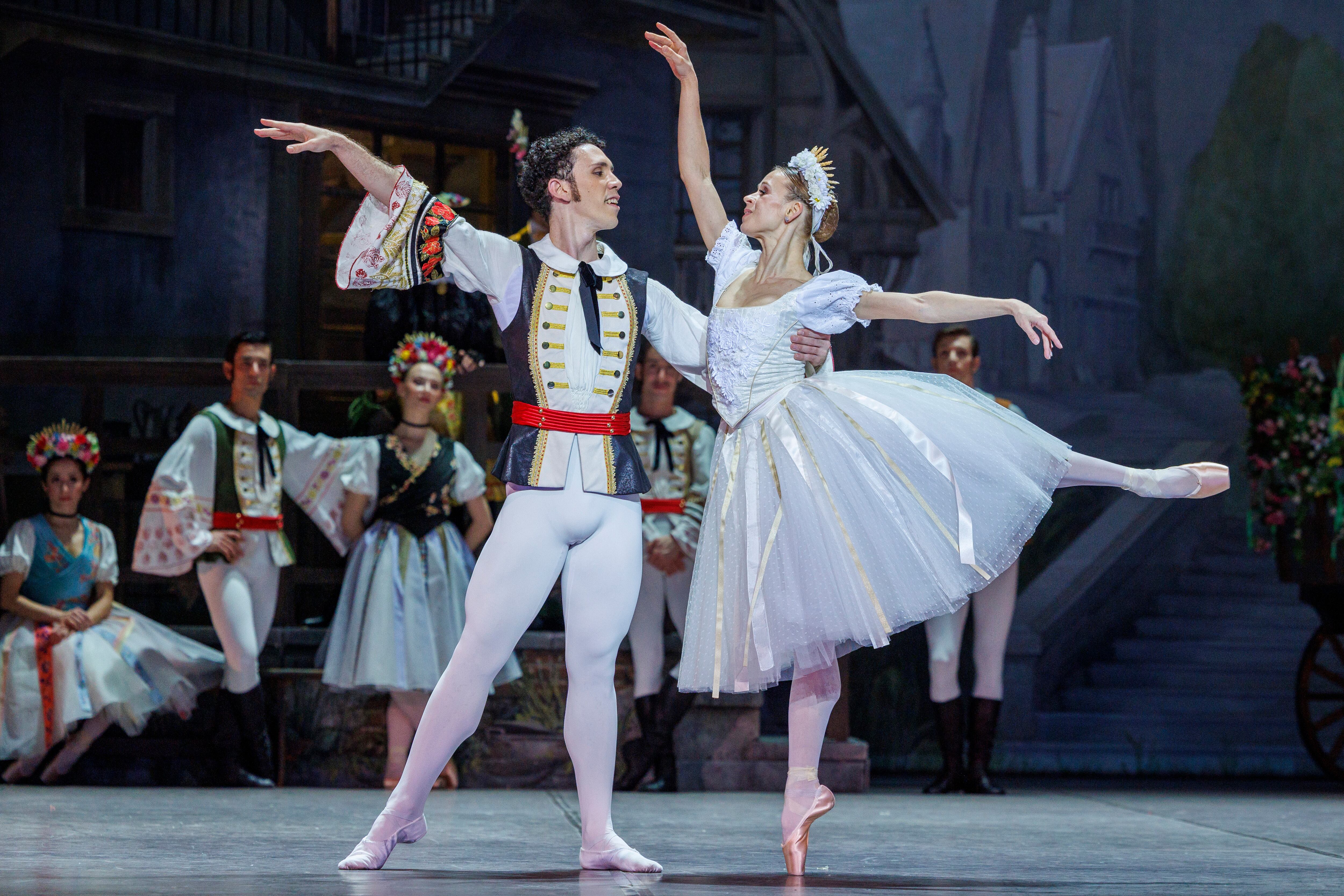 Ensayo general de Coppélia, ballet en tres actos de l´Opéra National du Capitole de Tolouse, con coreografía original de Arthur Saint-León y música de Léo Delibes con la Real Orquesta Sinfónica de Sevilla, que está considerada una de las obras más emblemáicas del ballet clásico francés y que se estrena mañana en el Teatro de La Maestranza en Sevilla. EFE/Julio Muñoz
