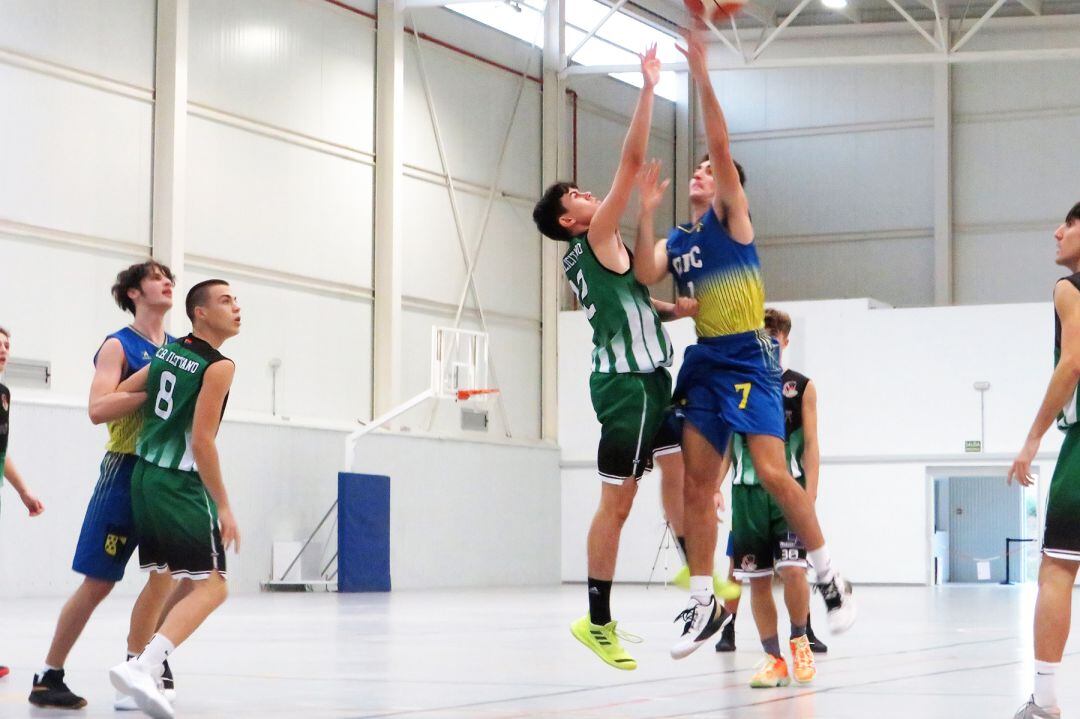 Lucha por el rebote.