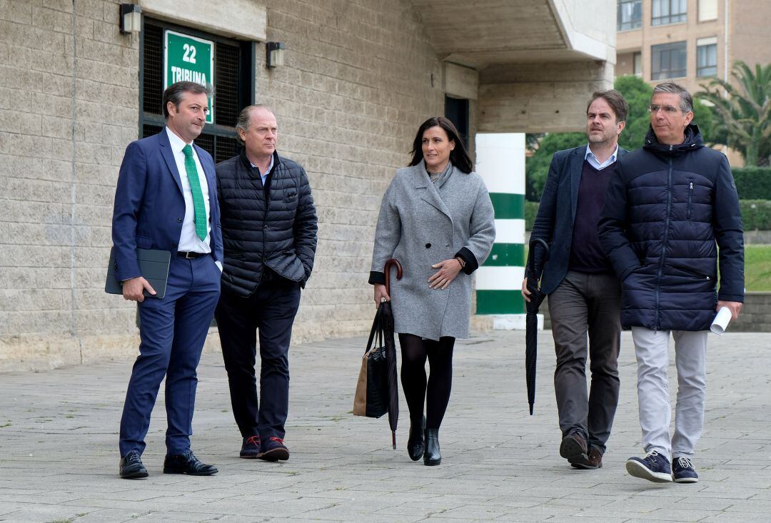 Alfredo Pérez, Ramiro Amorrortu, arquitecto municipal, Gema Igual, Roberto Bermúdez, de LaLiga, y César Díaz, concejal de obras.