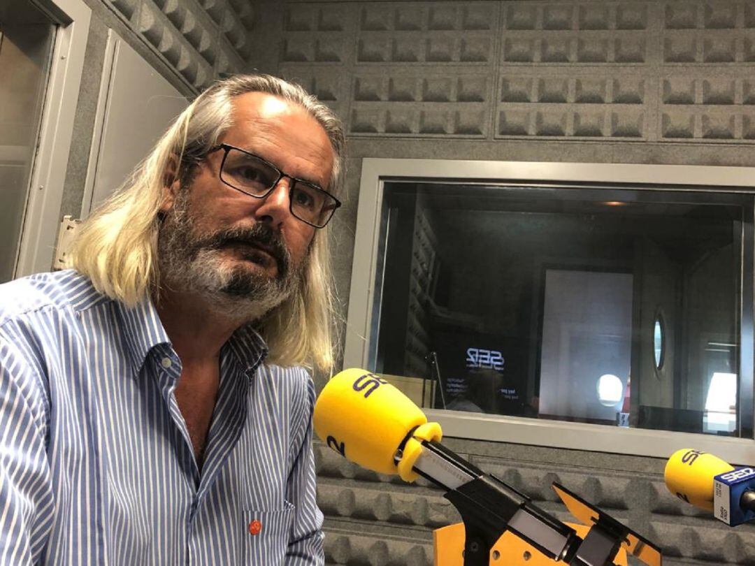 Javier Alonso en los estudios de Radio Vigo