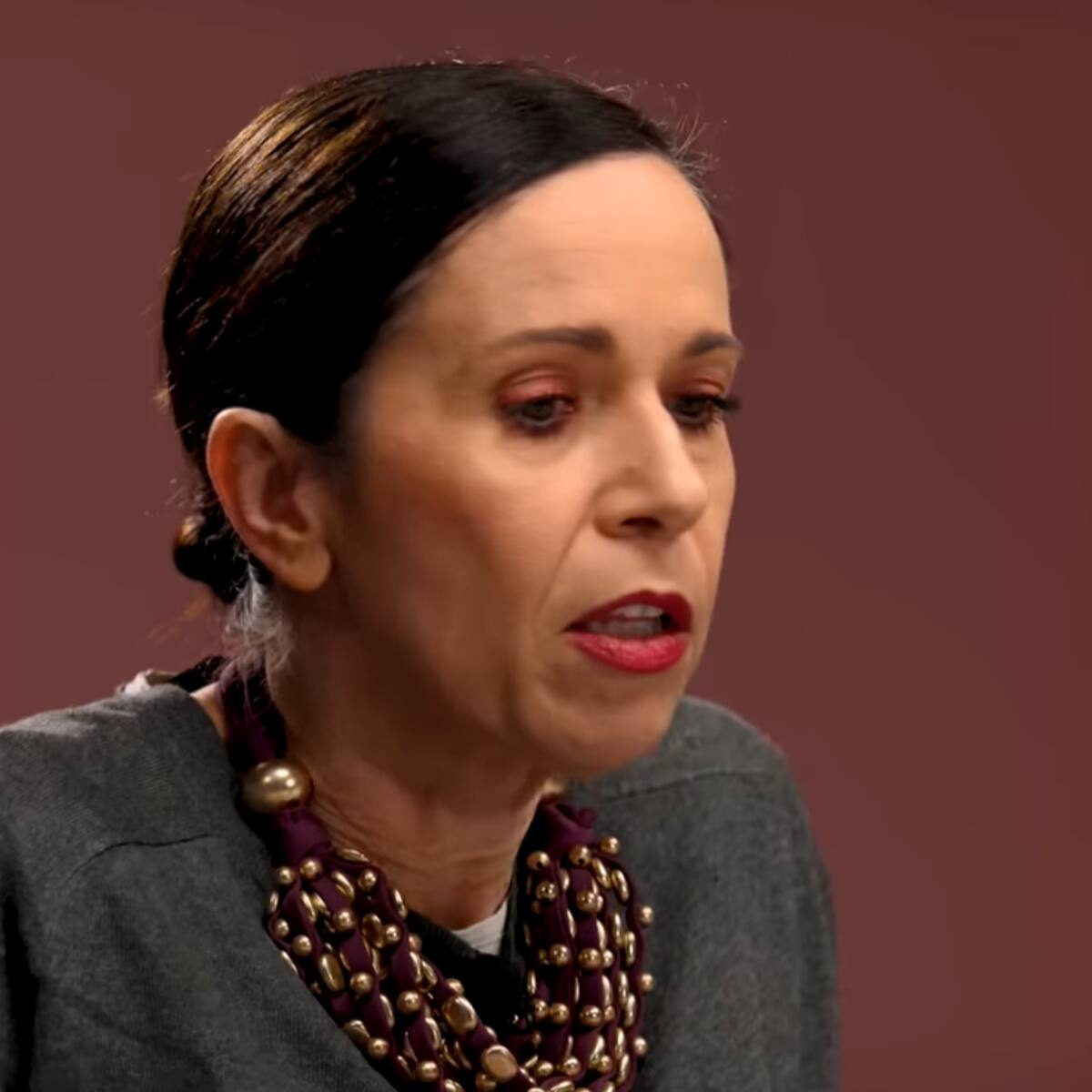 Abres por error una carta para tu vecina en la que le informan de que tiene clamidia: ¿Qué haces?