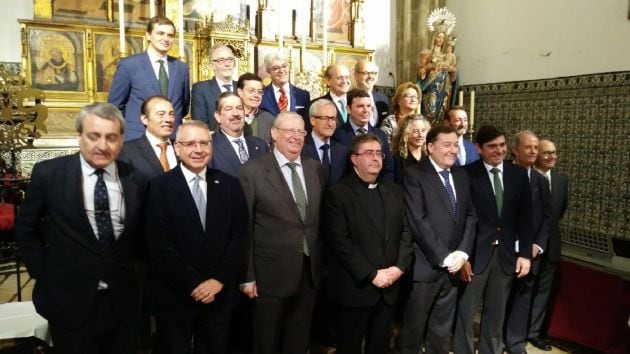 El delegado diocesano de Hermandades, Marcelino Manzano, en el centro de la imagen, junto a los miembros del nuevo Consejo General de Hermandades y Cofradías