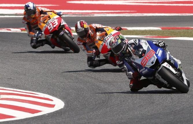 El piloto español de moto GP Jorge Lorenzo (d) de Yamaha, seguido de Dani Pedrosa (segundo) y de Marc Márquez (tercero) de Honda durante la carrera de moto GP