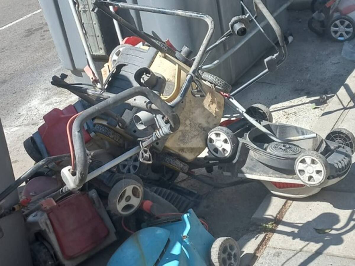 Sancionado por arrojar maquinaria pesada en un contenedor de Algeciras