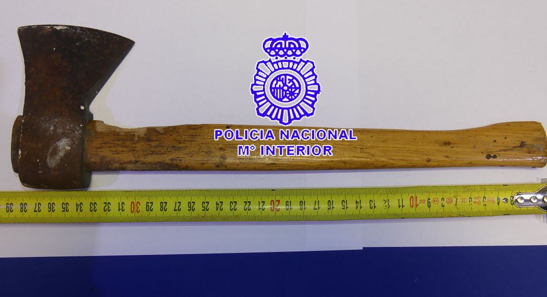 Hacha con la que el detenido atacó a los policías