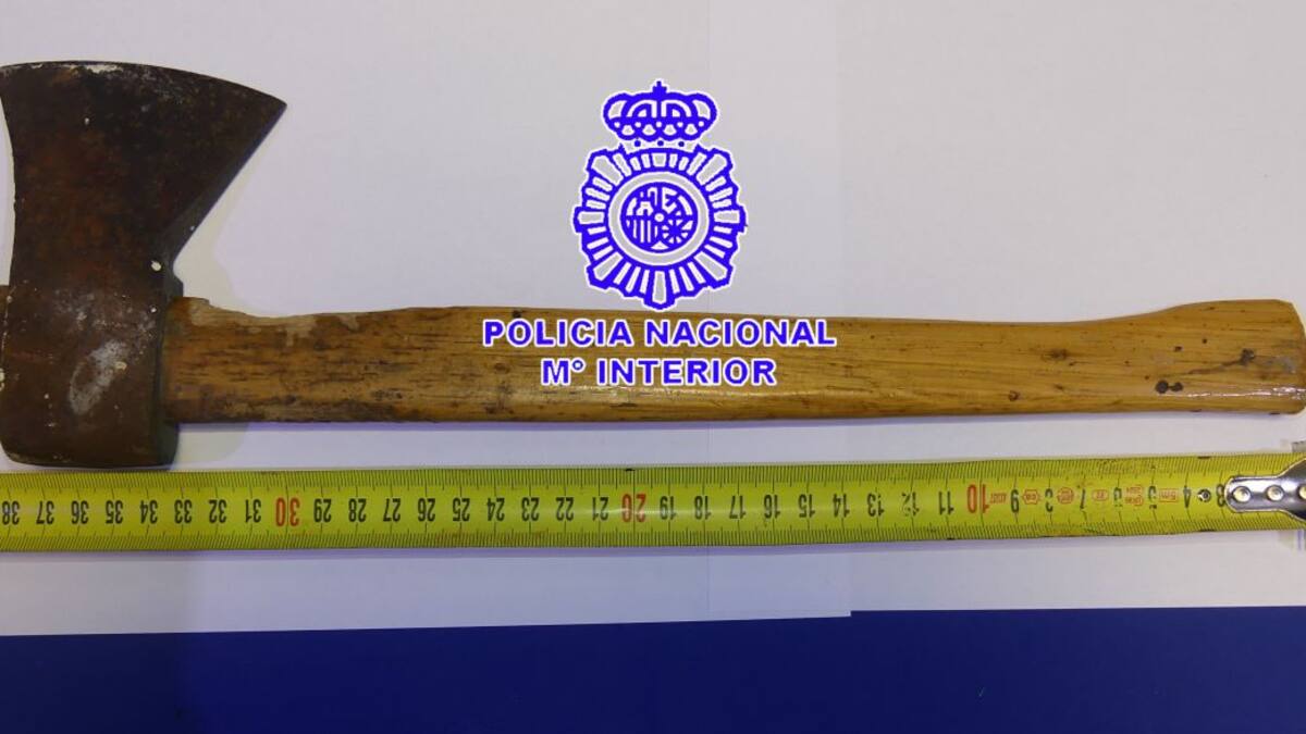 El individuo que atacó a un policía con un hacha tiene 33 antecedentes
