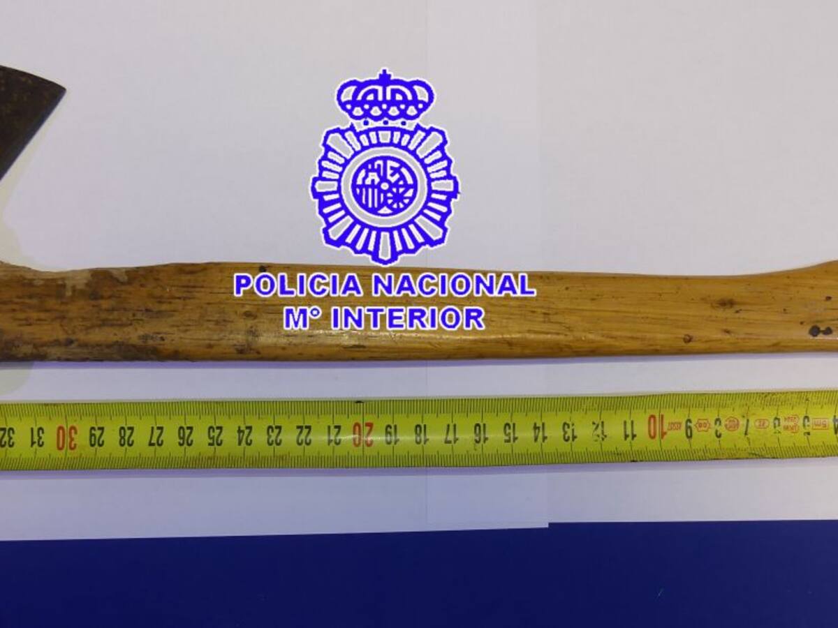 El individuo que atacó a un policía con un hacha tiene 33 antecedentes