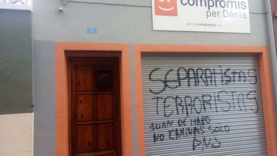 Pintadas aparecidas en la sede de Compromís per Dénia.
