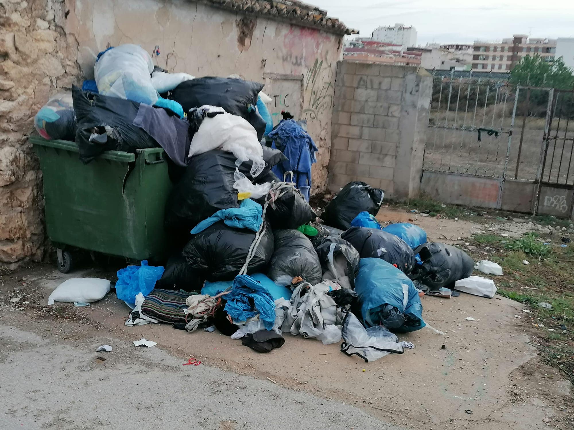 Contenedores repletos de bolsas de ropa usada