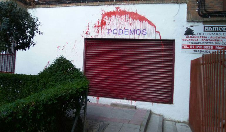 La fachada de la sede de Podemos en Fuenlabrada apareció con la mancha de pintura roja este fin de semana.