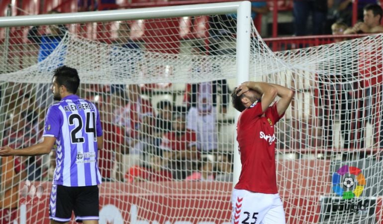 Alex López es lamenta després de fallar una ocasió de gol.