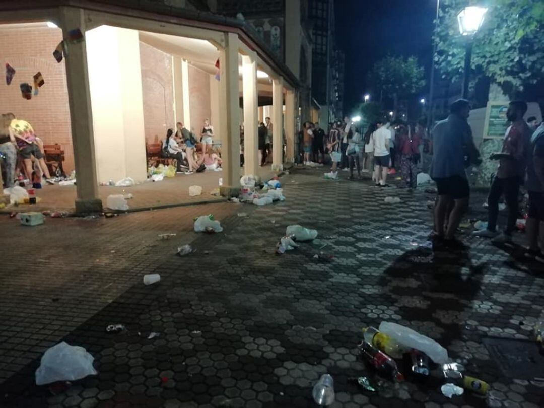 Jóvenes haciendo &quot;botellón&quot; en Laredo 