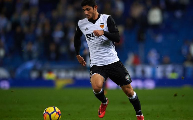 Guedes conduce un balón en un partido con el Valencia