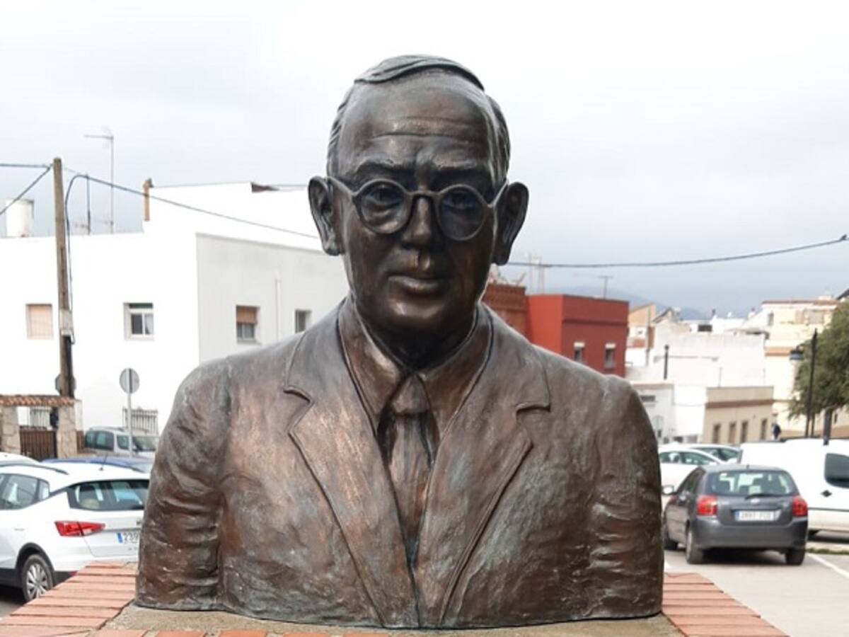 El Ayuntamiento de Los Barrios limpia rápidamente el busto de Blas Infante