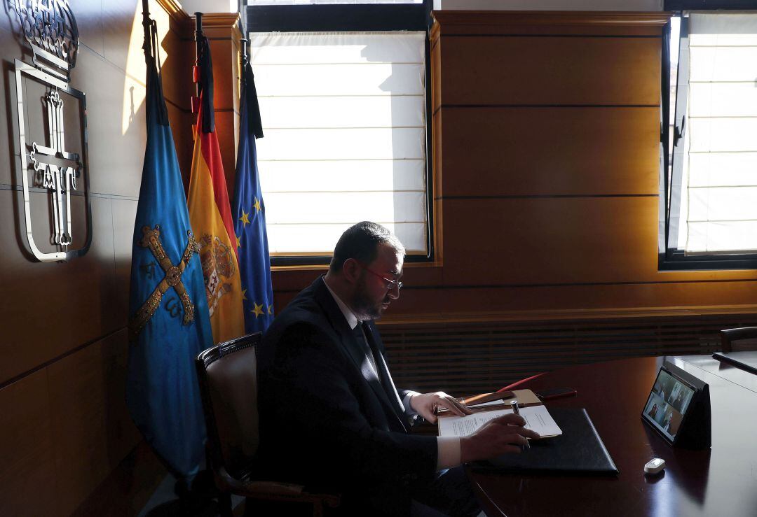 El presidente Adrián Barbón durante la reunión del Ejecutivo regional. 