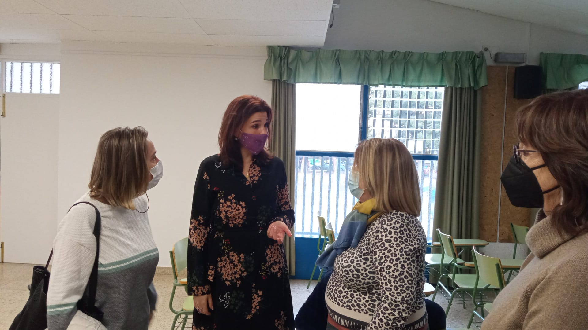 Las concejalas Mª José martínez y Marga Antón, en el instituto Carrús