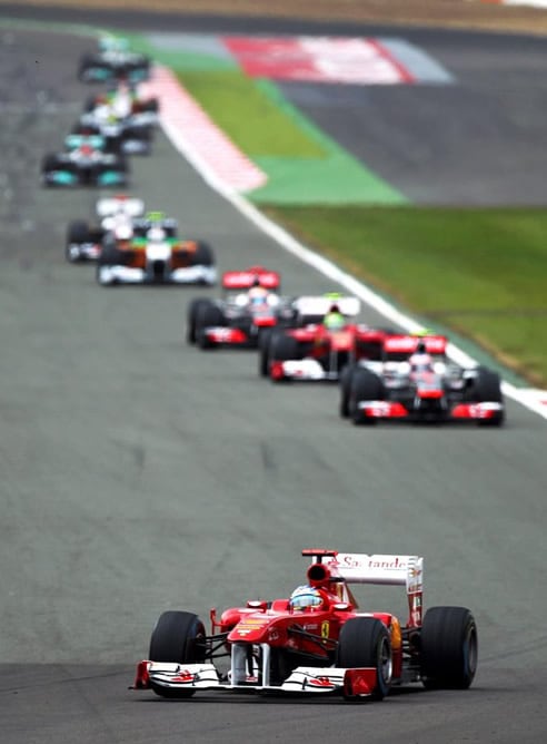 El piloto español Fernando Alonso lidera la carrera del GP de Gran Bretaña de Fórmula Uno, que se disputa en el circuito de Silverstone, en Reino Unido