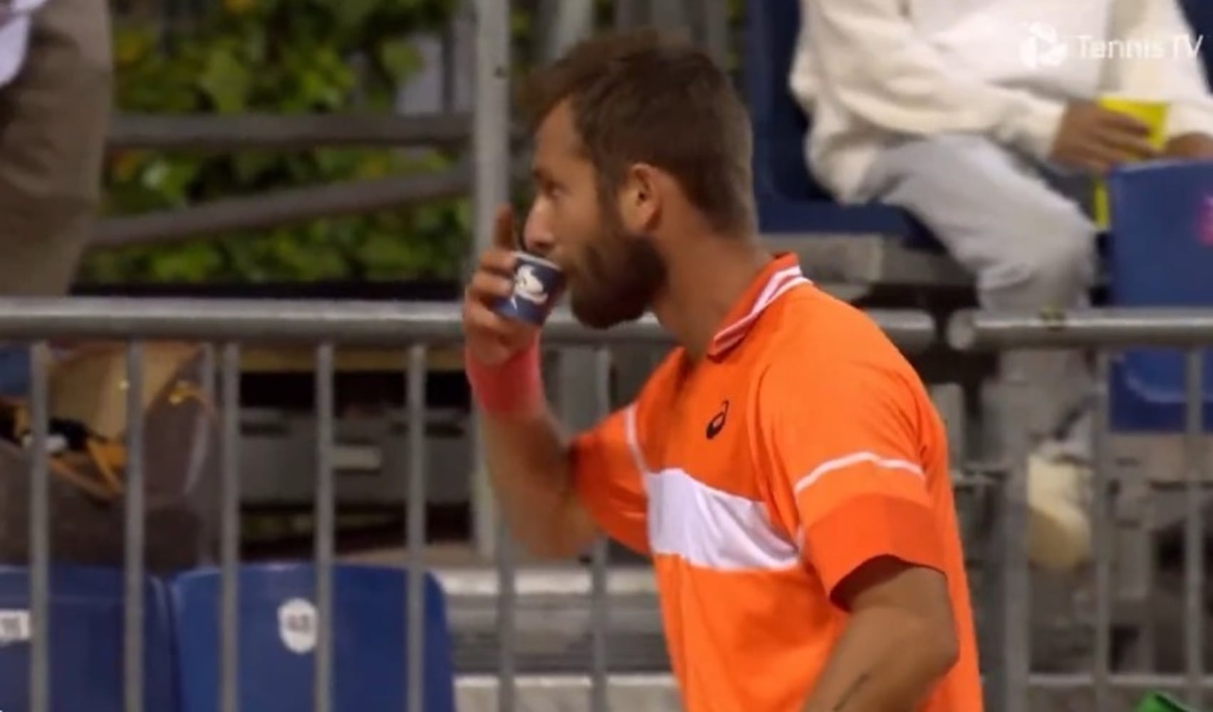 Corentin Moutet se toma un café en mitad de su eliminatoria en el Mutua Madrid Open