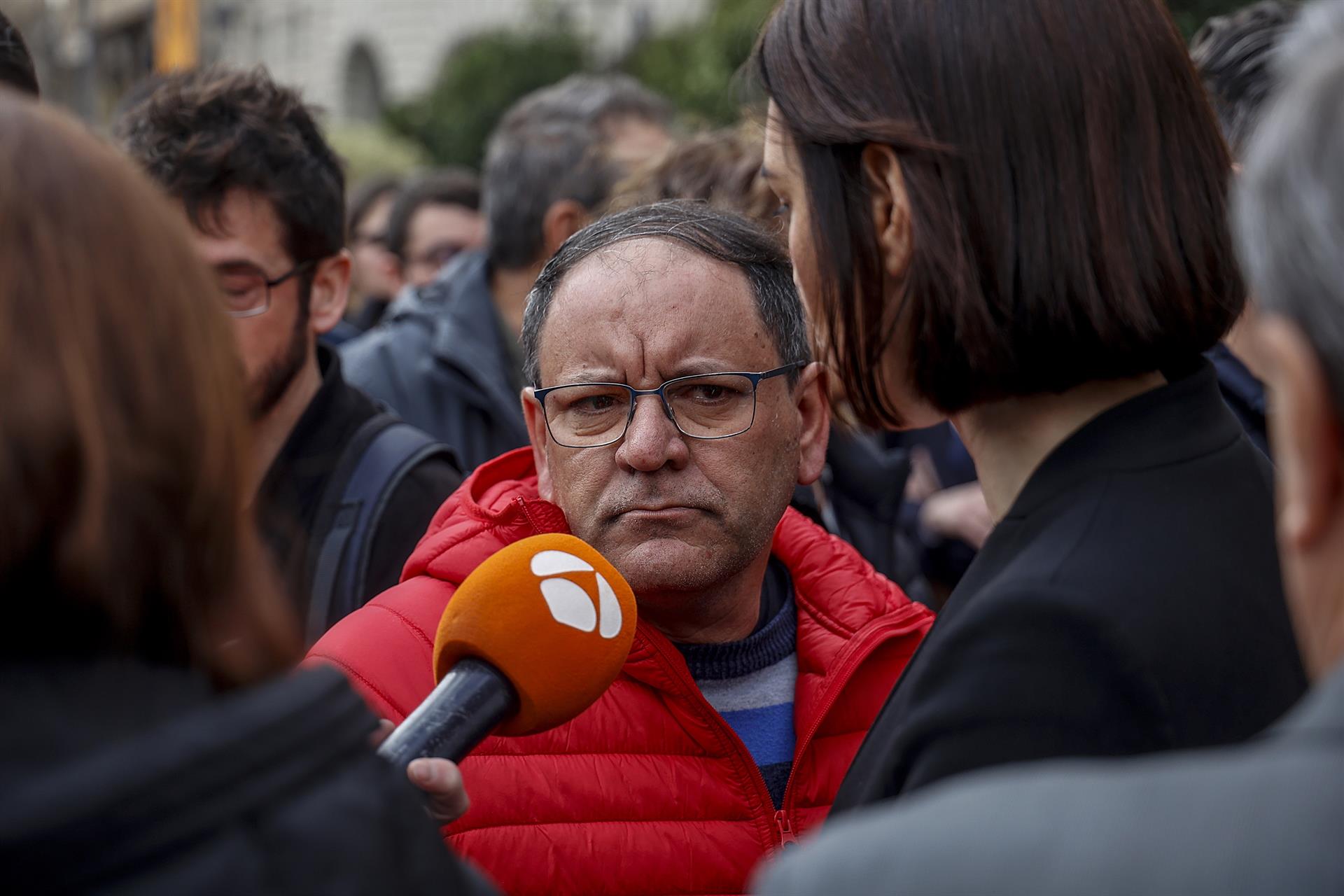 El portero del edificio incendiado, Julián, atiende a los medios de comunicación durante el minuto de silencio por las víctimas del incendio del barrio de Campanar, a 24 de febrero de 2024, en Valencia