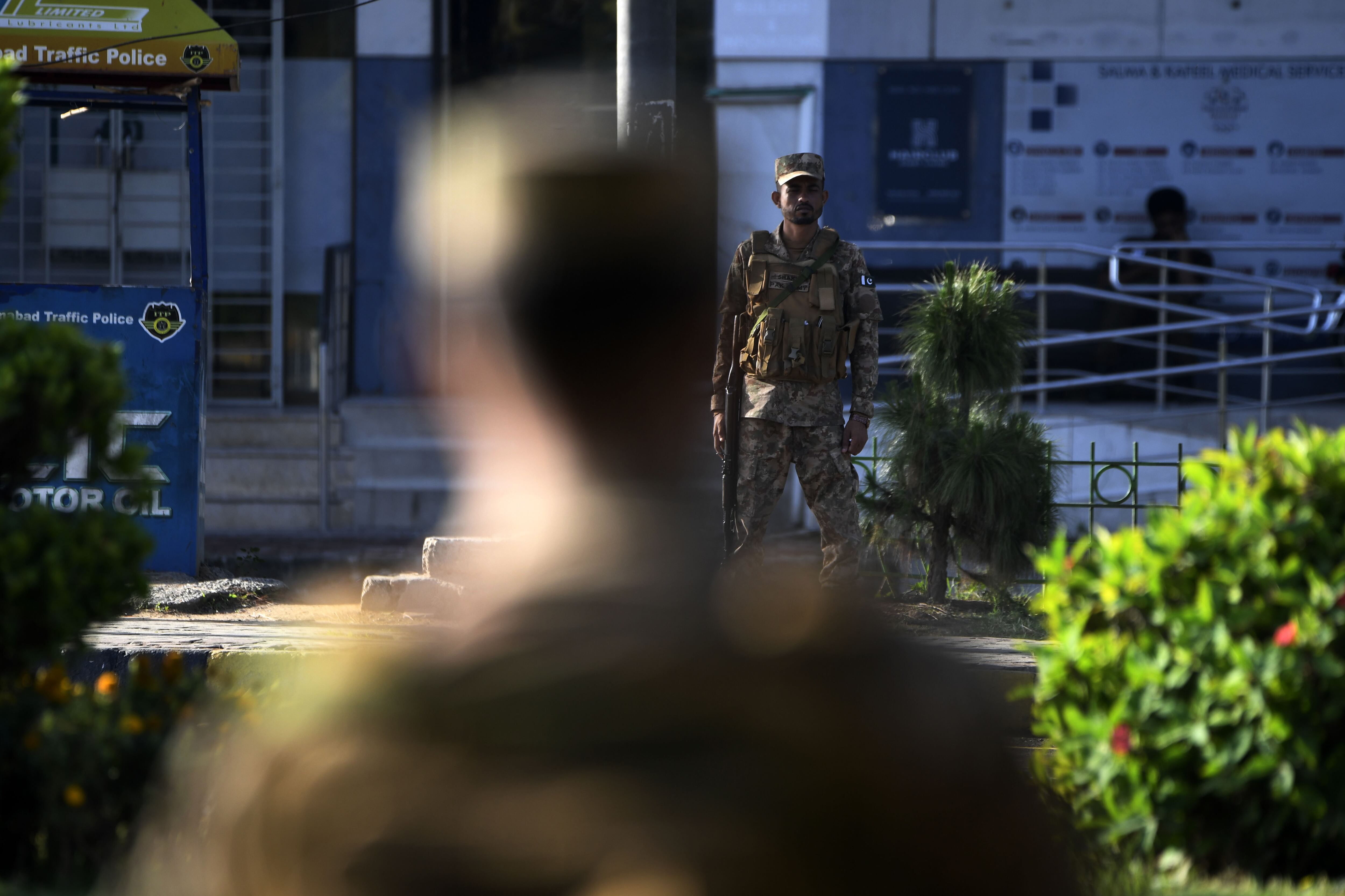 Soldados del Ejército pakistaní montan guardia en un puesto de control en medio de un estricto dispositivo de seguridad debido a las previstas conversaciones de paz entre Estados Unidos e Irán, en Islamabad (Pakistán), el 25 de abril de 2026.