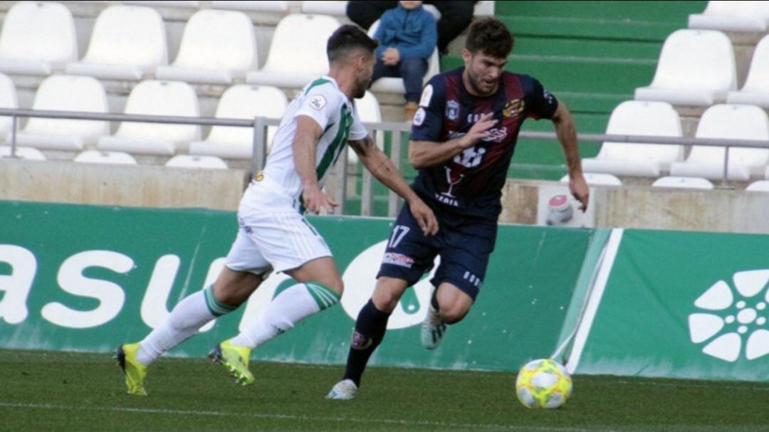 Iñigo Alayeto conduce el esférico durante la visita del Yeclano a El Arcángel