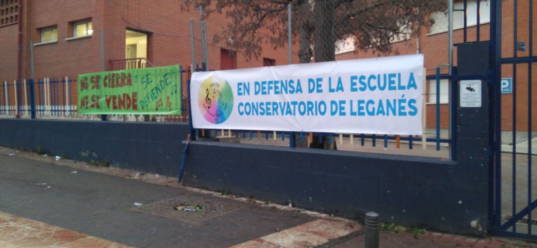 Las pancartas reivindicativas de la Escuela de Música