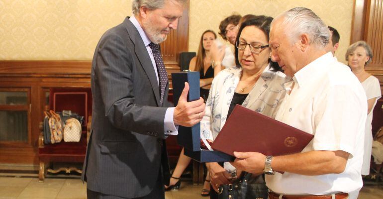 Moment, en què el Ministre d'Eduació lliurava als pares de l'Abel, la Gran Creu d'Alfons X el savi