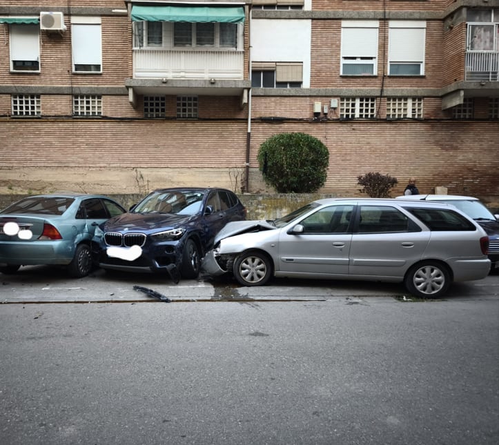 Estado que presentaban los vehículos estacionados en Barbastro tras el choque