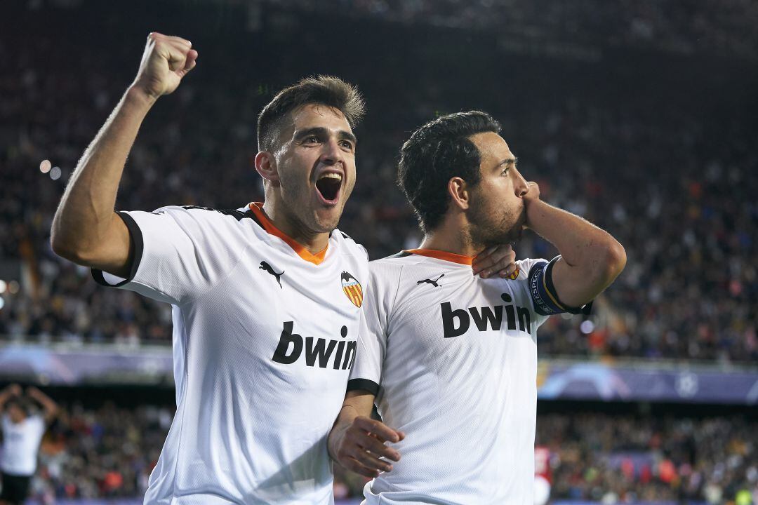 Maxi Gómez y Dani Parejo celebran un gol en Champions con el Valencia