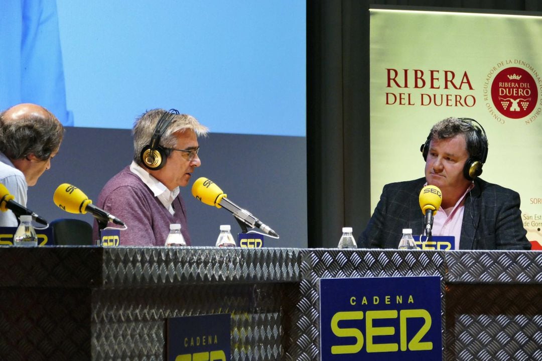 Carles Francino, en el centro, charla con el presidente de la DO Ribera del Duero en su visita a Aranda en 2016