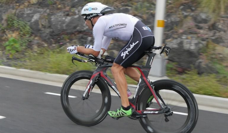 Eneko Llanos en pleno esfuerzo sobre la bicicleta en el Ironman de Brasil