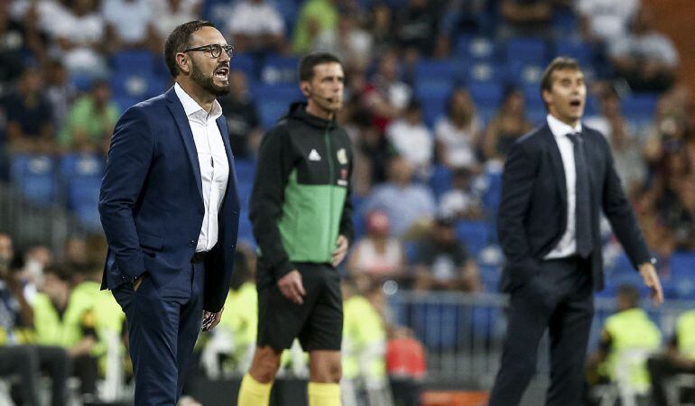 El entrenador del Getafe CF José Bordalás (i) durante el partido de la primera jornada de Liga en Primera División que Real Madrid y Getafe disputaron en el estadio Santiago Bernabéu, en Madrid.