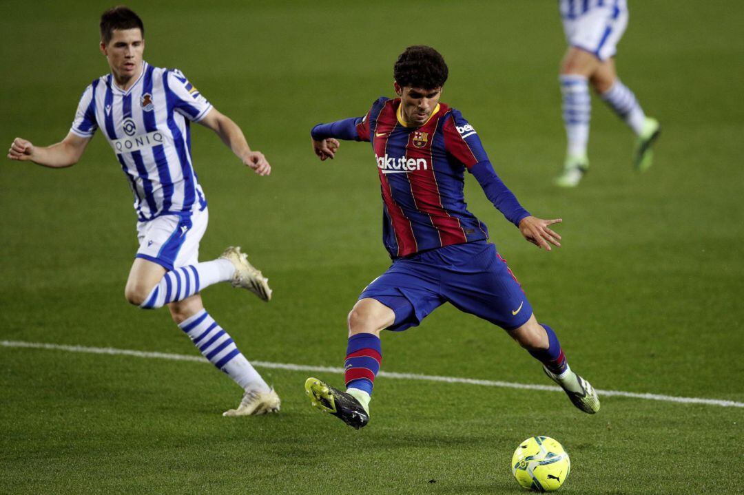 El centrocampista del FC Barcelona Carles Aleñá (d), durante el partido correspondiente a la decimonovena jornada de la LaLiga Santander ante la Real Sociedad disputado esta noche en el Nou Camp, en Barcelona. 