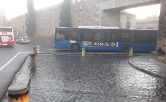 El autobús se ha averiado en la salida de vehículos del Casco Histórico de Toledo