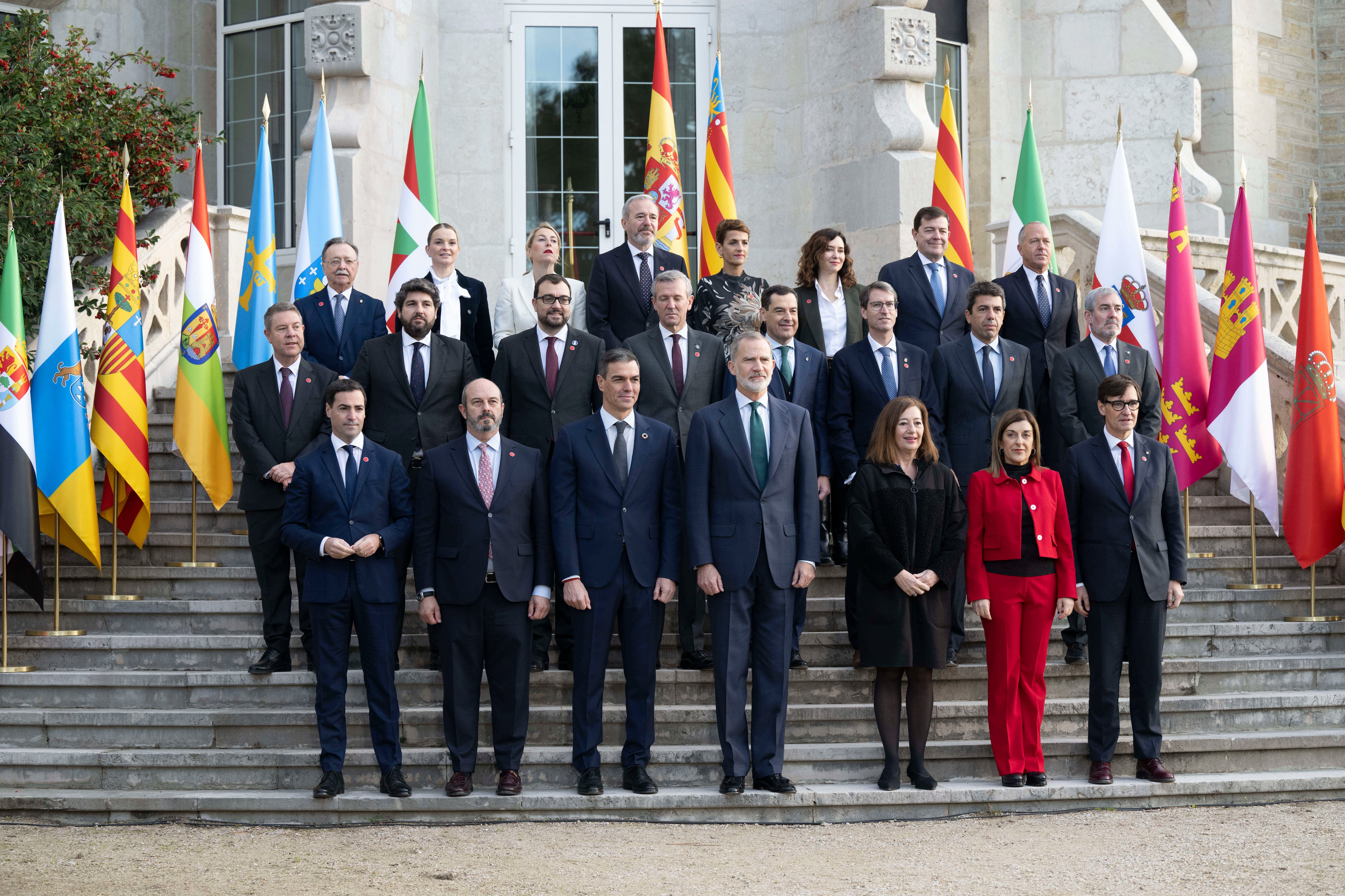 SANTANDER, 13/12/2024.- El rey Felipe VI, el presidente del Gobierno, Pedro Sánchez, la presidenta de Cantabria, María José Sáenz de Buruaga , el ministro de Política Territorial, Ángel Víctor Torres y los presidentes del Congreso, Francina Armengol y del Senado, Pedro Rollán, posan para la foto de familia al Palacio de la Magdalena de Santander junto a los miembros del Gobierno y los presidentes y vicepresidentes autonómicos que asisten a la XXVII Conferencia de Presidentes que se celebra este viernes. EFE/Pedro Puente Hoyos
