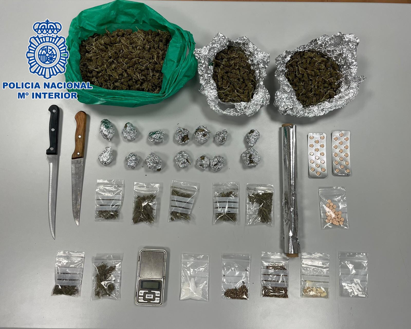 Parte de las drogas y los útiles incautados por la Policía Nacional en una operación en Andújar