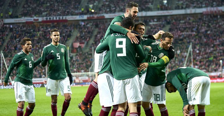 Los jugadores de México celebran un gol durante un amistoso