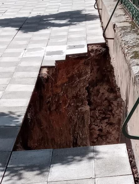 Socavón provocado en la calle Ramiro de Maeztu de Cuenca.