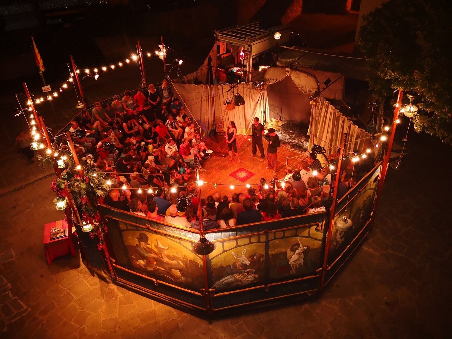 El espectacular teatro portátil de madera con gradas en semicírculo de la compañía francesa T.H. Jaleo, que este año es la principal novedad