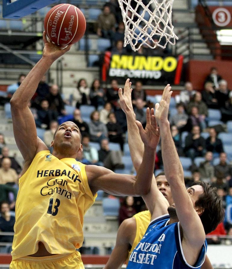 GRA152. SAN SEBASTIÁN, 04/04/2015.- El escolta del Gipuzcoa Basket Jordi Grumau (d), defiende al ala pivot dominicano del Herbalife Gran Canaria, Eulis Báez (i), durante el encuentro de la vigésima séptima jornada de la Liga ACB disputado hoy en la cancha de Illumbe en San Sebastián. EFE/Juan Herrero