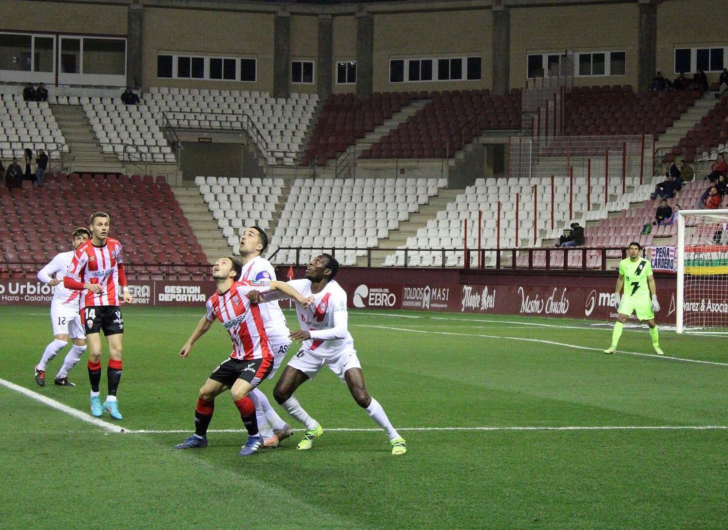 Fer Cano pelea un pelota ante Philip.
