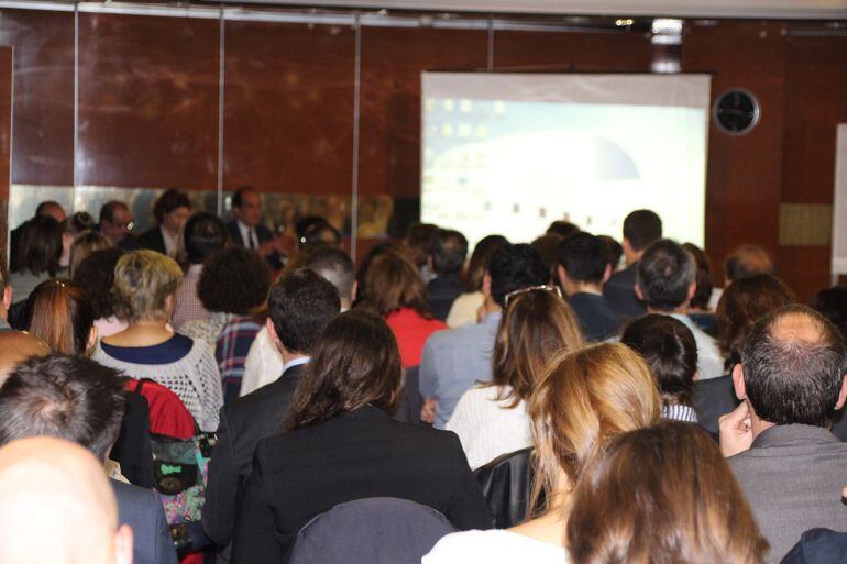 La jornada formativa sobre el nou reglament europeu en matèria de protecció de dades i el seu impacte per a Andorra ha aplegat un nombrós públic que ha omplert la sala.