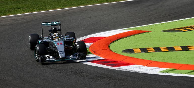 Hamilton girando con su Mercedes en Monza