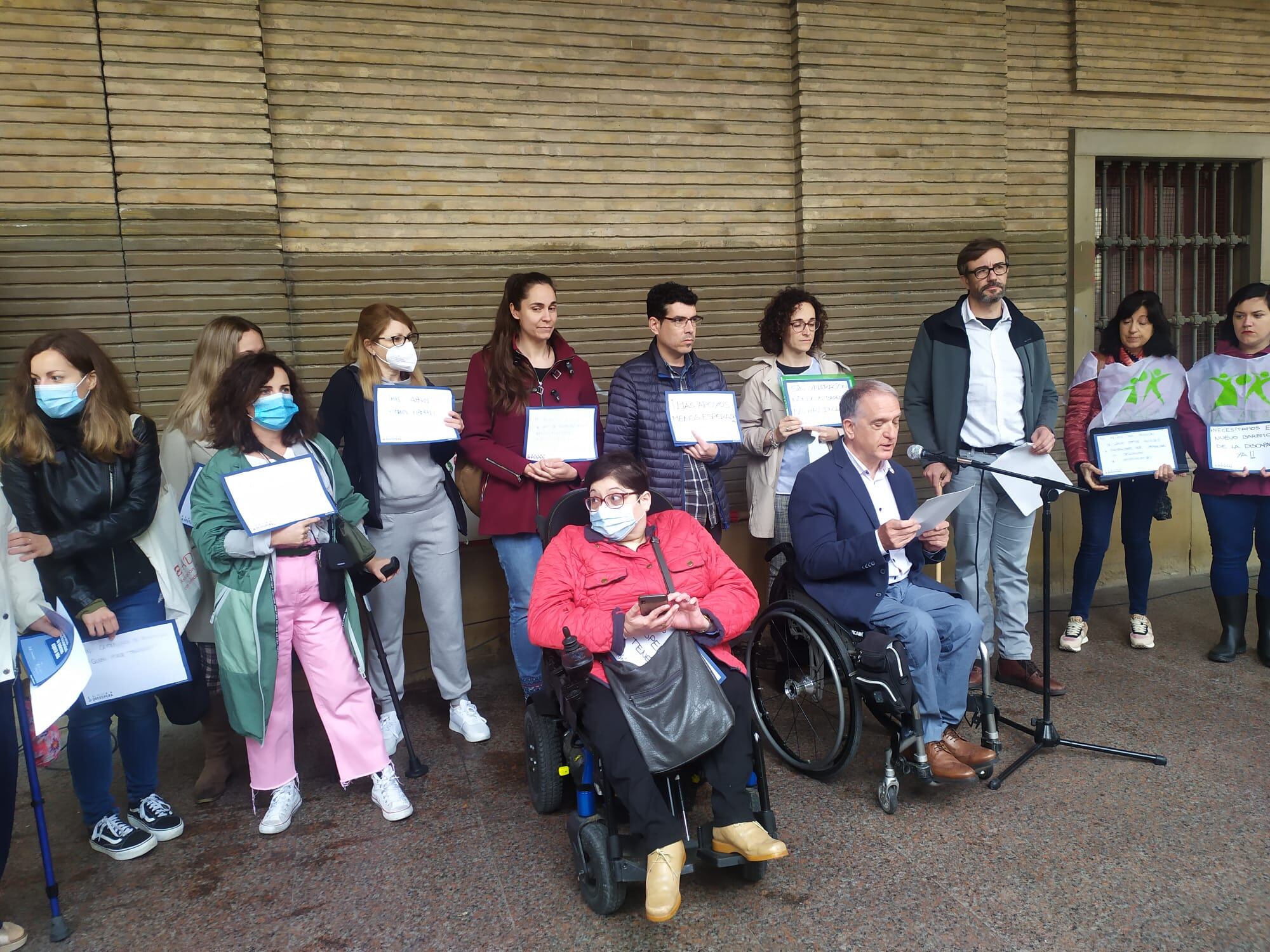 Protesta por los largos lazos de espera que existen para valorar el grado de discapacidad en España en el Instituto Aragonés de Servicios Sociales (IASS)