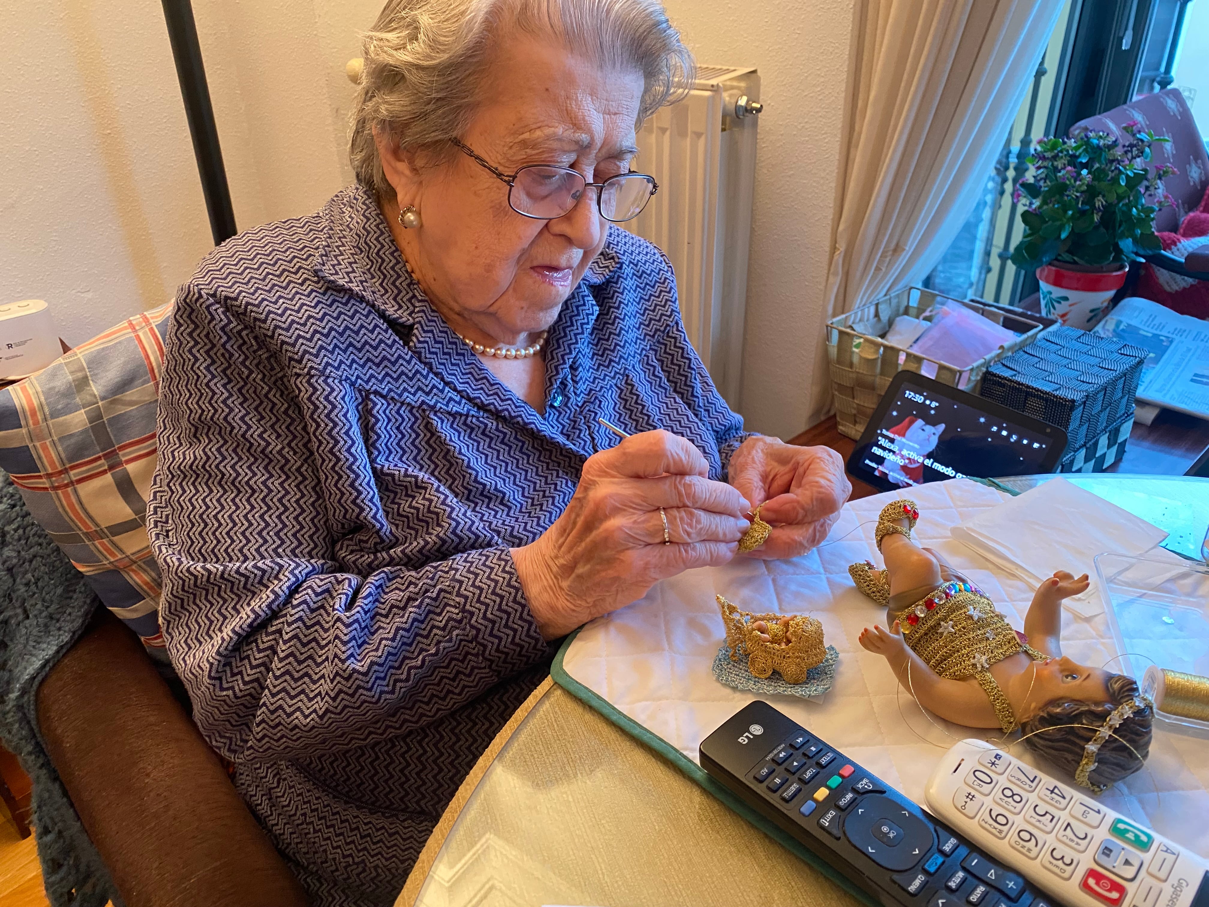 Elisa Arquero haciendo ganchillo en miniatura en su casa en Cuenca.