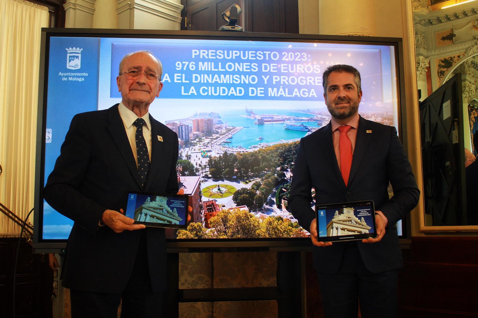 El alcalde de Málaga, Francisco de la Torre, durante la presentación de los presupuestos municipales de 2023 junto al concejal de Economía, Carlos Conde.