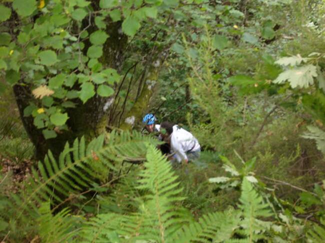 Accidente en el kilómetro 118 de la etapa Astorga-Farrapona. El belga del Garmin Sep Vanmarcke y el holandés del BMC Karsten Kroon han chocado contra un quitamiedos y han salido lanzados por encima. Los dos han dado con sus huesos en un barranco lleno de