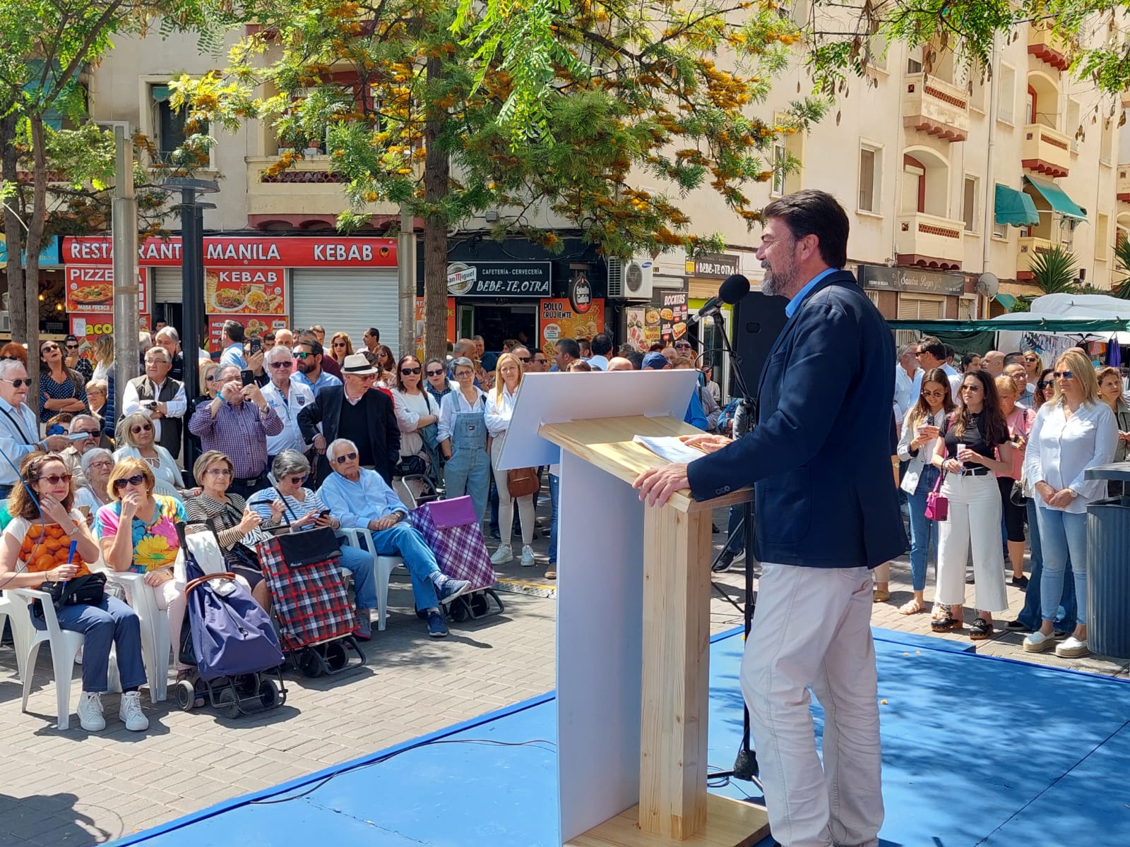 Luis Barcala, candidato del PP a la Alcaldía, durante el mitin celebrado este sábado en la Plaza Manila