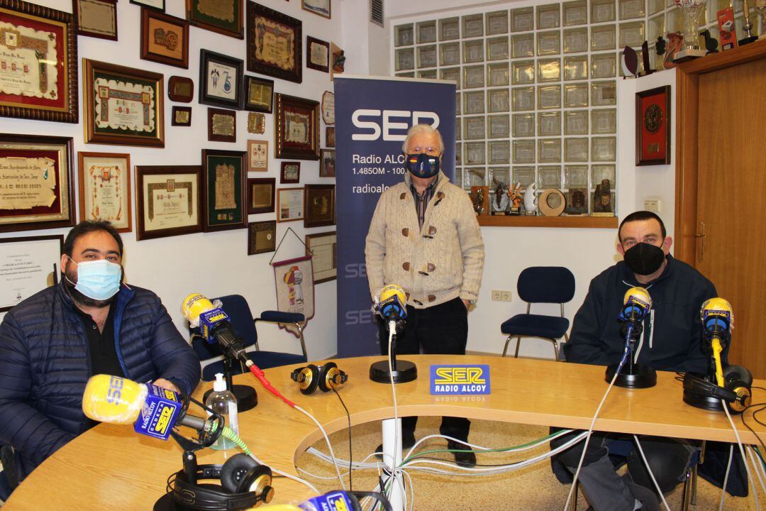 José Antonio Llinares y Luis Castelló junto a Paco Aznar en Radio Alcoy